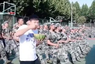 吃瓜诱惑军训新生,青春校园生活新篇章开启